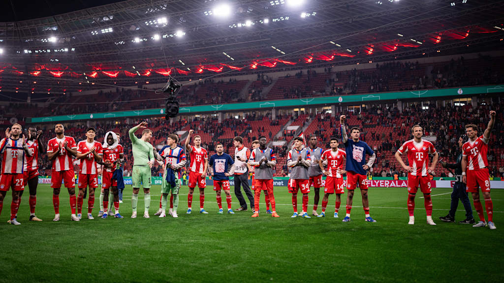 Die Mannschaft des FC Bayern steht nach dem Halbfinalsieg in Leverkusen vor der Kurve.