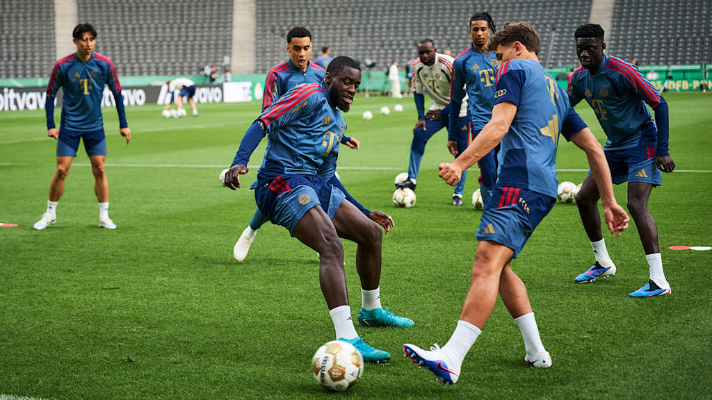 Dayot Upamecano  im Zweikampf mit Tom Bischof im Abschlusstraining des FC Bayern vor dem Pokalfinale