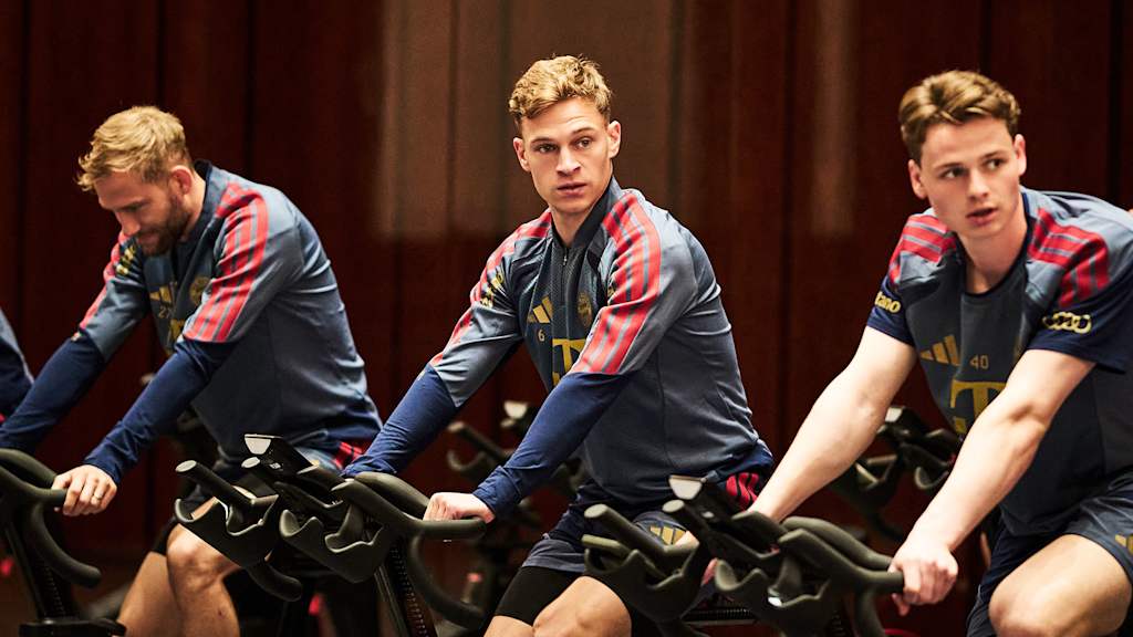 Konrad Laimer, Joshua Kimmich und Jonas Urbig auf dem Fahrradergometer beim Anschwitzen im Teamhotel vor dem DFB-Pokalfinale