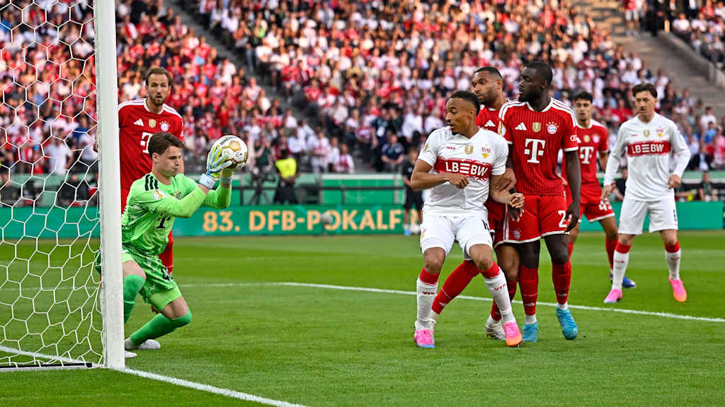Jonas Urbig pariert den Ball im DFB-Pokal-Finale zwischen dem FC Bayern und dem VfB Stuttgart.