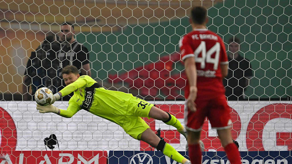 Josip Stanisic schließt ab im DFB-Pokal-Finale zwischen dem FC Bayern und dem VfB Stuttgart.