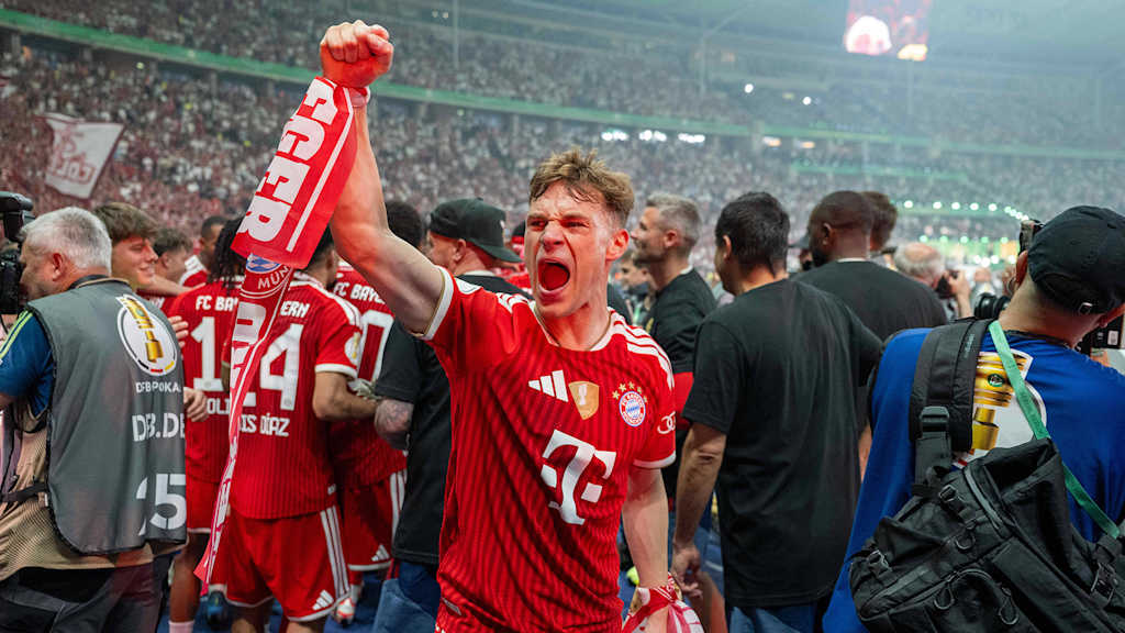 Joshua Kimmich jubelt vor den FC Bayern-Fans.
