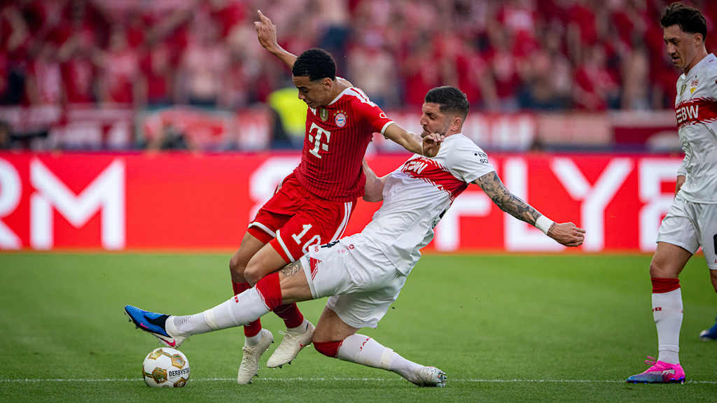 Jamal Musiala führt einen Zweikampf im DFB-Pokal-Finale zwischen dem FC Bayern und dem VfB Stuttgart.