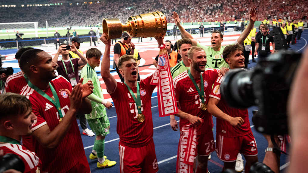 Joshua Kimmich jubelt nach dem Triumph des FC Bayern im DFB-Pokal-Finale gegen den VfB Stuttgart.