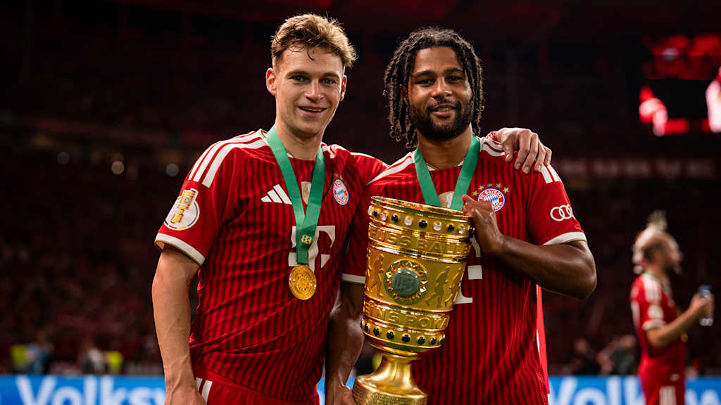 Joshua Kimmich und Serge Gnabry jubeln nach dem Triumph des FC Bayern im DFB-Pokal-Finale gegen den VfB Stuttgart.