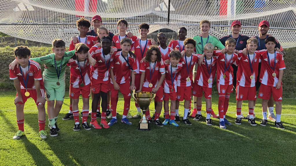 Die U13 des FC Bayern posiert mit dem Cordial-Cup