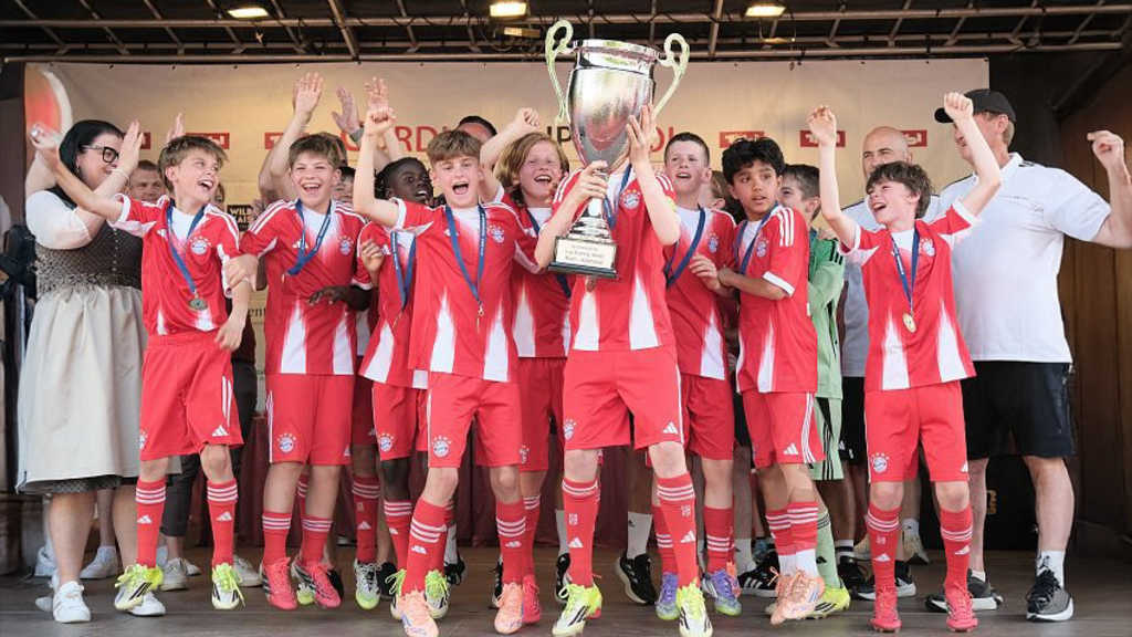Die U11 des FC Bayern feiert mit dem Cordial-Cup in der Hand.