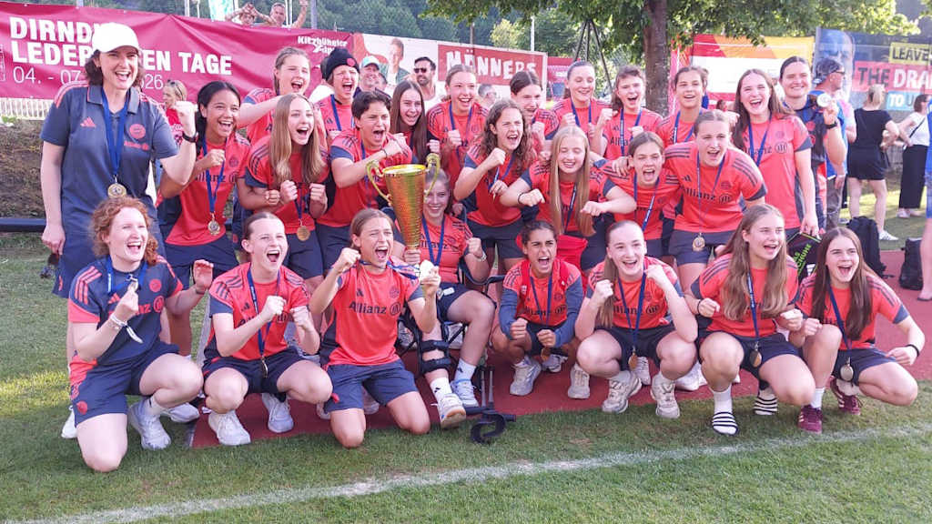 Die Frauen der U15 des FC Bayern posieren mit dem gewonnen Pokal.