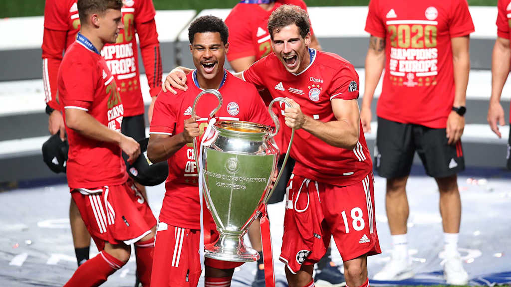 Serge Gnabry und Leon Goretzka jubeln mit dem Champions League-Pokal