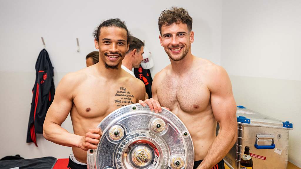 Leroy Sane und Leon Goretzka halten die Meisterschale