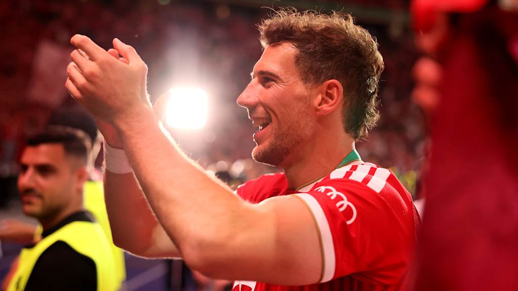 Leon Goretzka jubelt nach dem Triumph des FC Bayern im DFB-Pokal-Finale gegen den VfB Stuttgart.