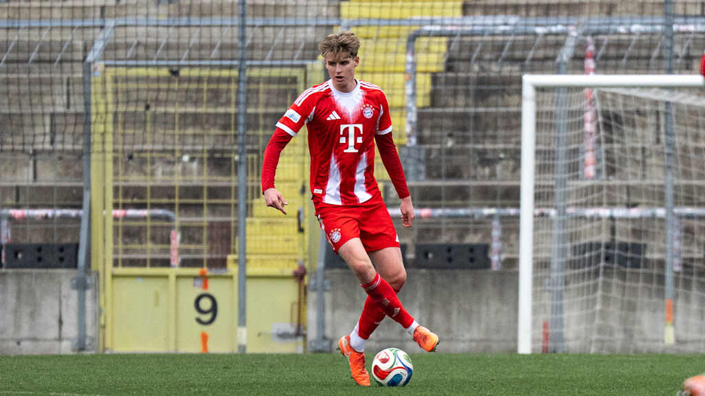 Grayson Dettoni führt den Ball am Fuß.