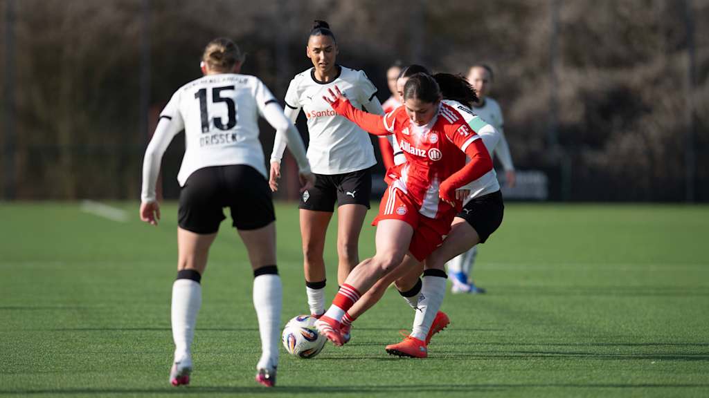 Elira Terakaj im Zweikampfduell Gegenspielerinnen von Borussia Mönchengladbach.