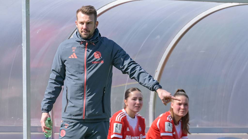 Jérôme Reisacher am Spielfeldrand.