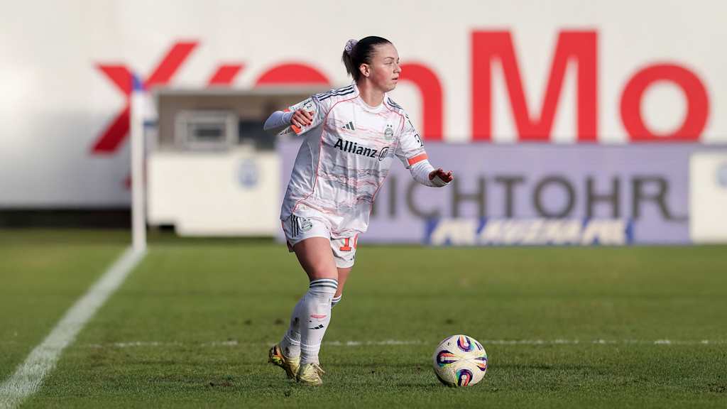 Maria Plattner im Einsatz für die FC Bayern Frauen.