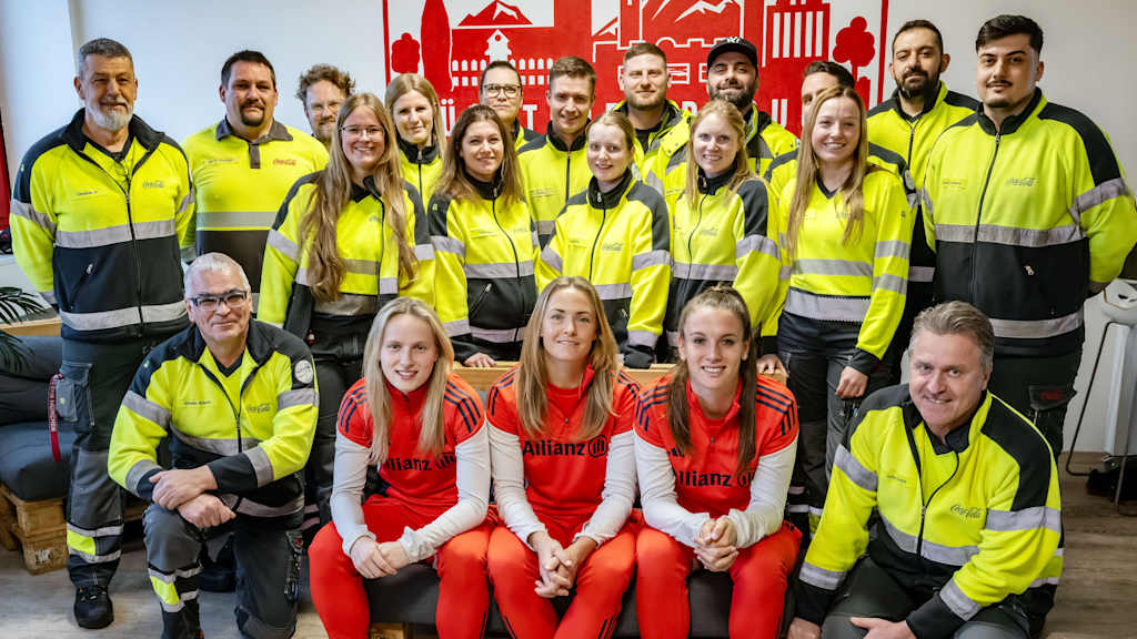 Die FCB-Frauen zu Besuch bei CocaCola in Fürstenfeldbruck gemeinsam mit Mitarbeitern des Werks.