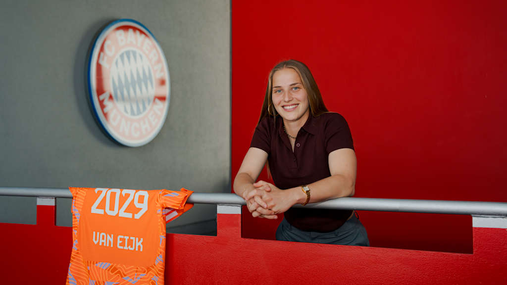 Regina van Eijk lächelnd stehend in der Spielstätte am FC Bayern Campus.