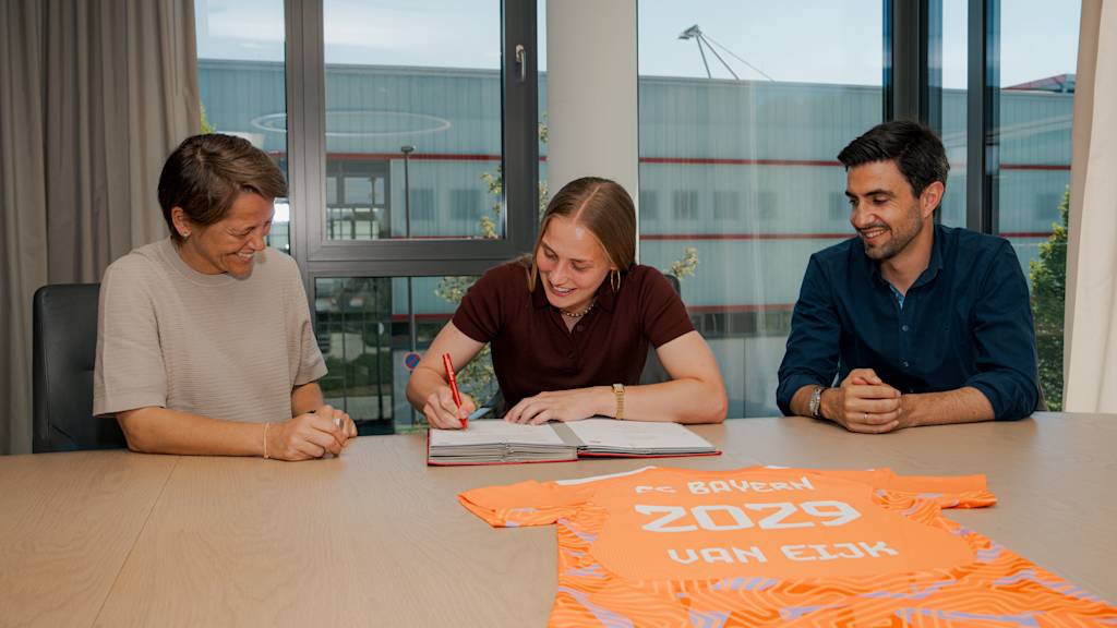 Bianca Rech, Regina van Eijk und Francisco De Sá Fardilha bei der Vertragsunterschrift am FC Bayern Campus.