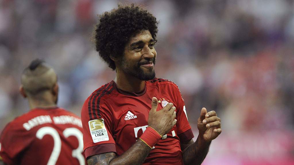Dante deutet auf das Bayern-Logo.