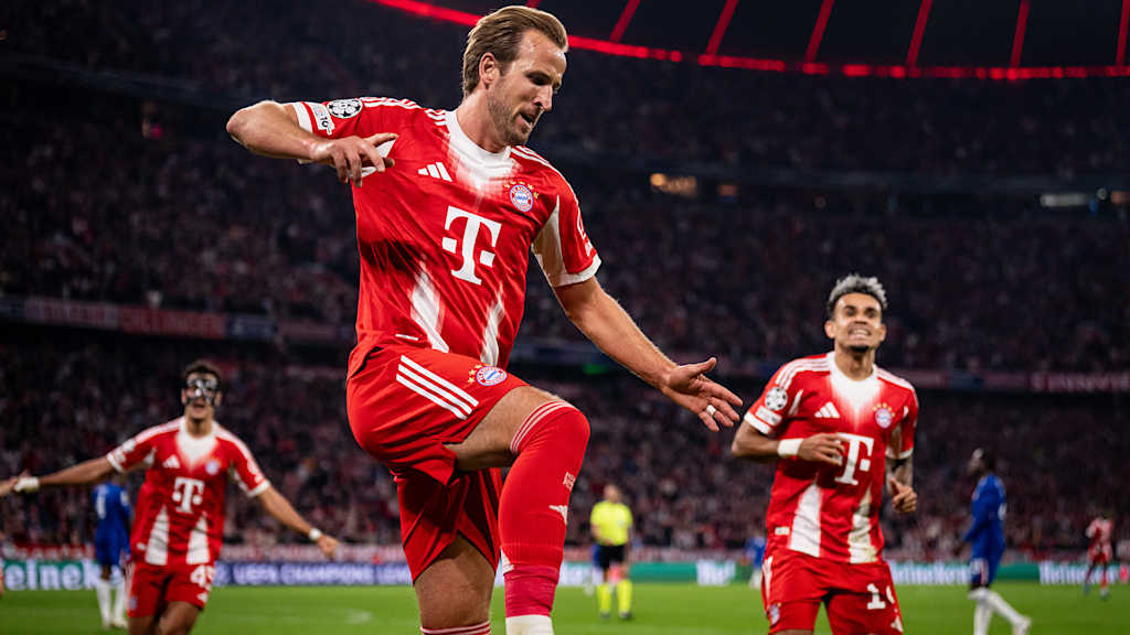 Harry Kane setzt im Spiel des FC Bayern gegen Chelsea zum Jubelsprung an