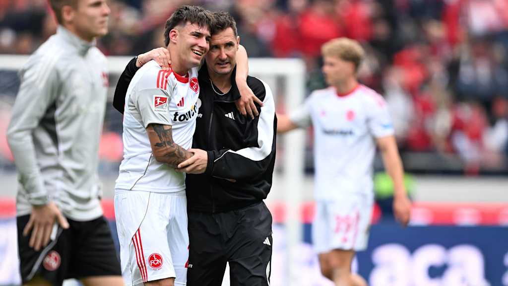 Javi Fernandez umarmt Miroslav Klose.