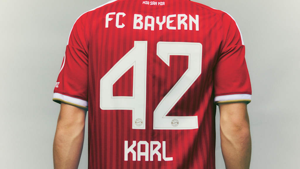 Ein FC Bayern Trikot von hinten mit 42 Karl