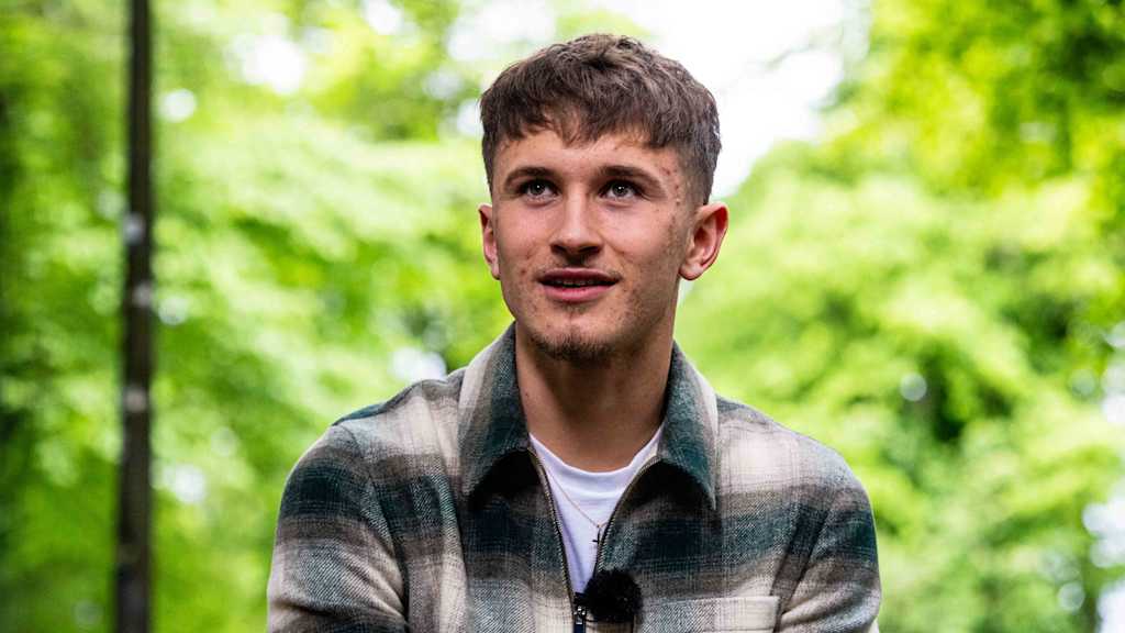 Tim Binde gibt ein Interview