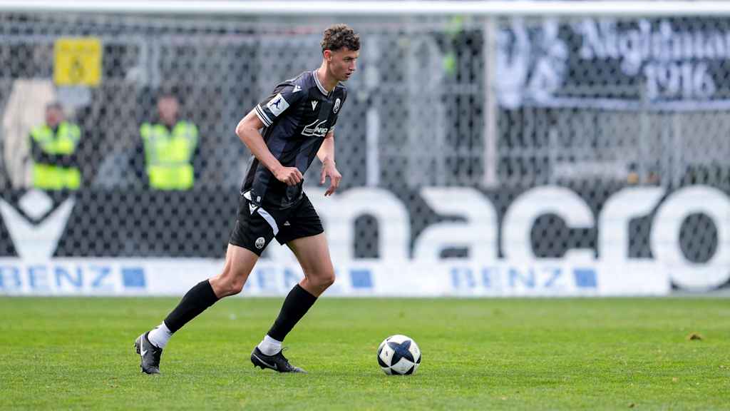 Benedikt Wimmer dribbelt mit dem Ball.