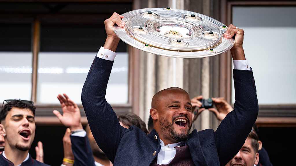 Vincent Kompany jubelt mit der Meisterschale auf dem Rathausbalkon