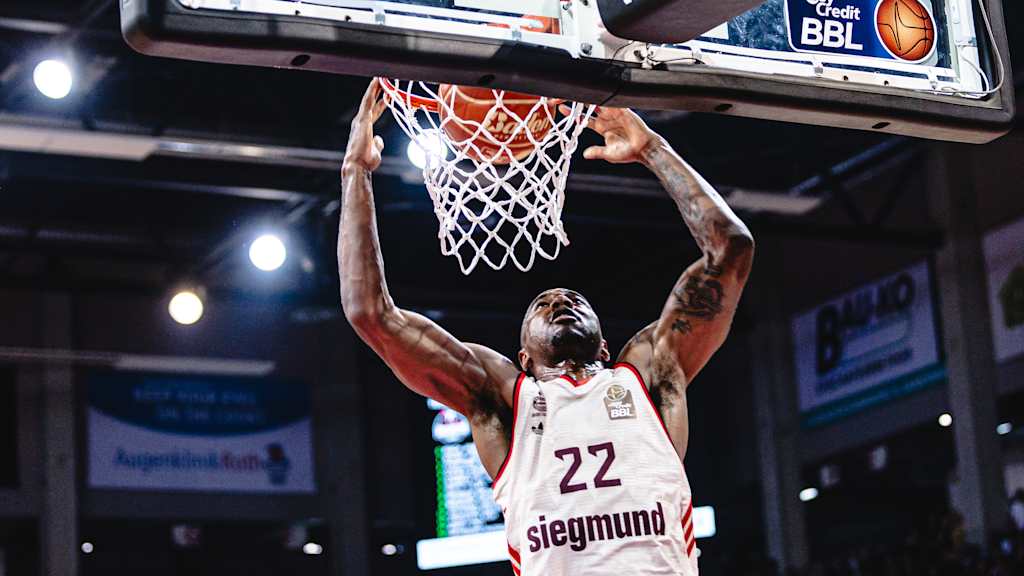 Isiaha Mike beim Dunk