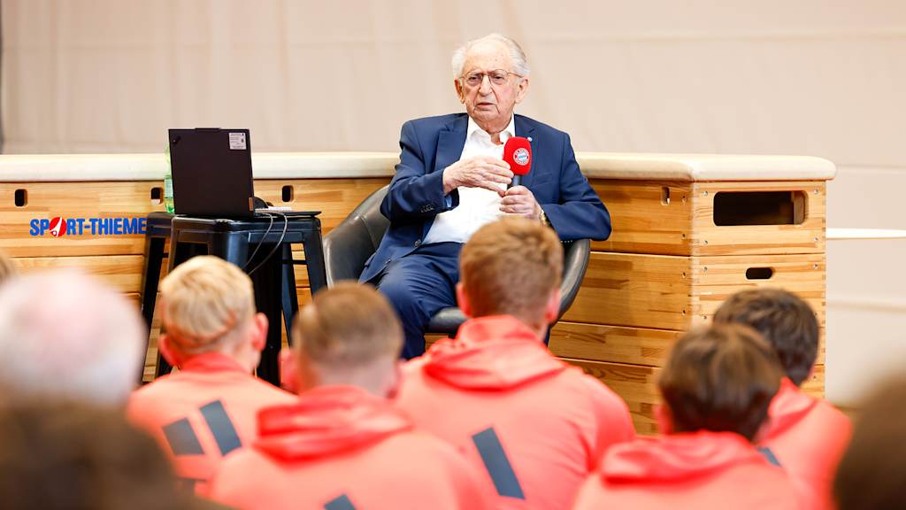 El superviviente del Holocausto Abba Naor imparte una conferencia en el FC Bayern