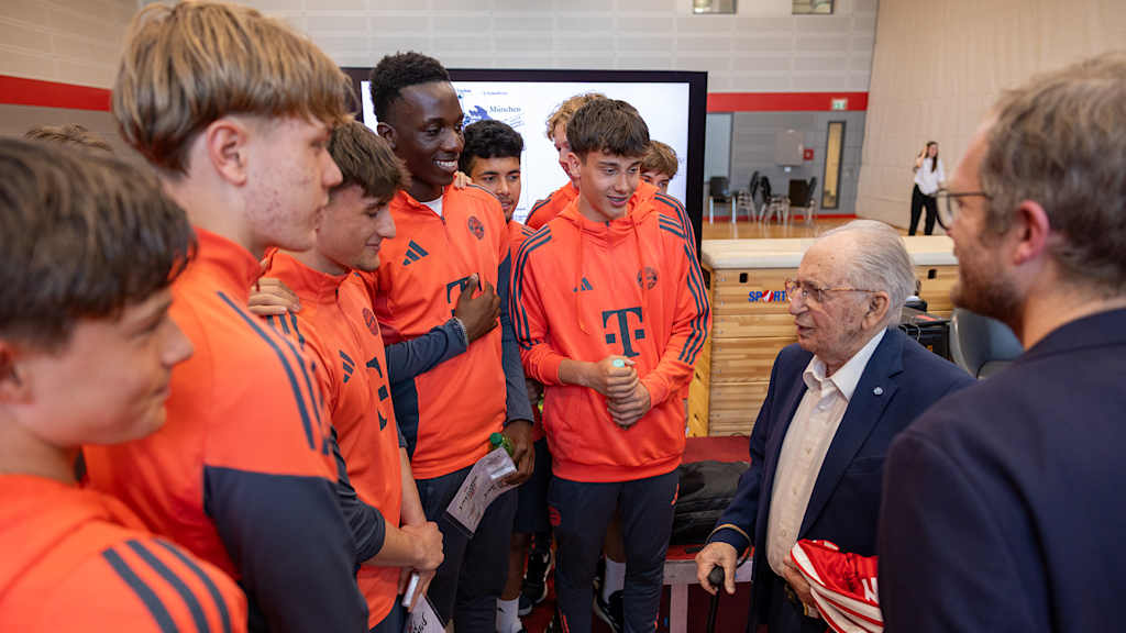 FC Bayern youth players talk to Abba Naor