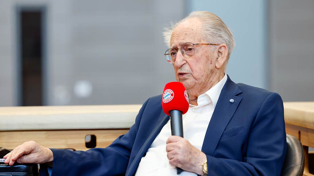 Abba Naor spricht bei einem Vortrag