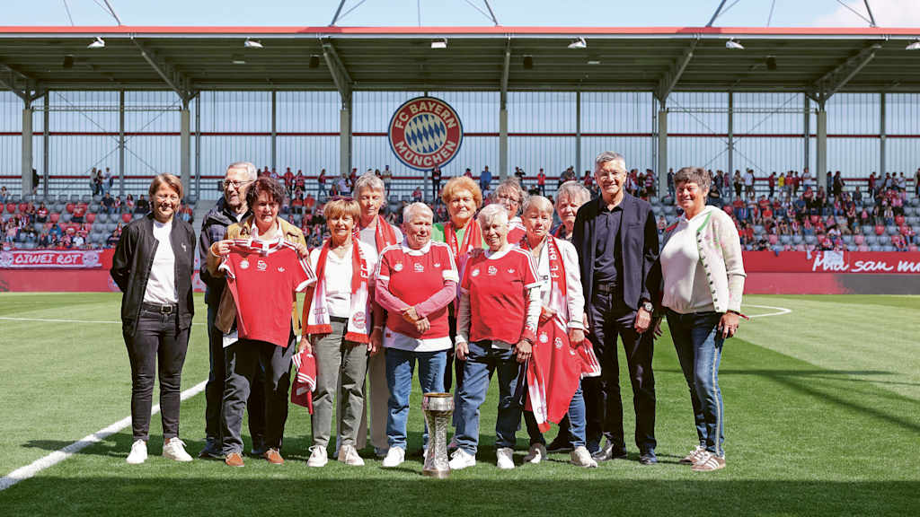 Spielerinnen von der Meistermannschaft 1976 wurden am FC Bayern Campus geehrt.