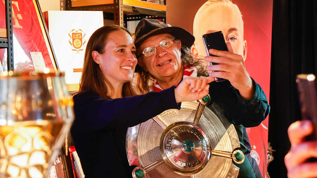 Gina Lewandowski mach ein Foto mit einem Fan beim Mitglieder-Event.