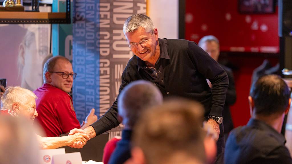 Herbert Hainer schüttelt eine Hand beim Mitgliederevent.