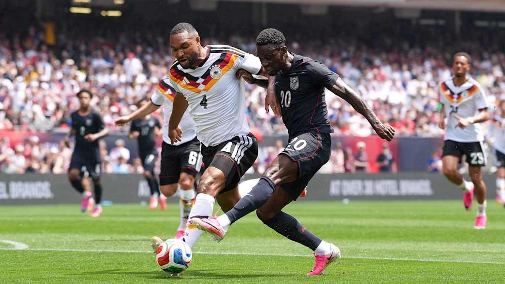 Jonathan Tah im Zweikampf mit einem USA-Spieler
