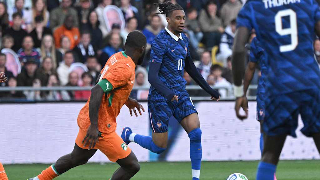 Michael Olise dribbelt im Länderspiel der französischen Nationalmannschaft gegen die Elfenbeinküste mit dem Ball