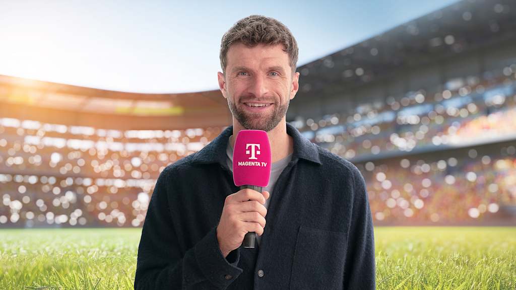 Thomas Müller als Kommentator mit Mikrofon von MagentaTV
