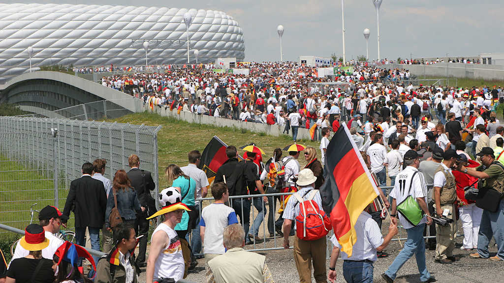 Fans mit Deutschland-Fahnen strömen in die Allianz Arena