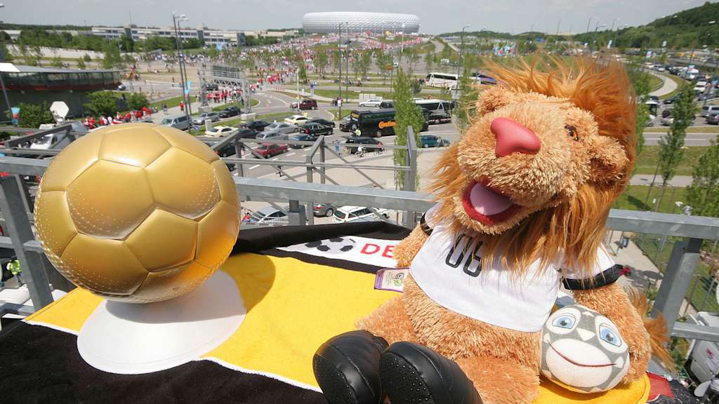 WM-Maskottchen Goleo vor der Allianz Arena