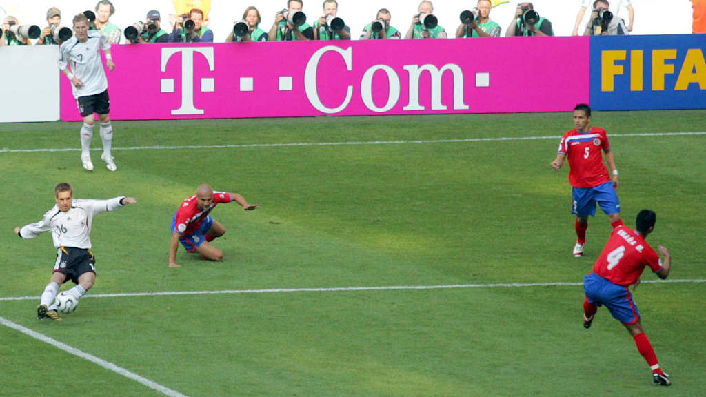 Mit einem Kunstschuss erzielt Philipp Lahm den ersten Treffer bei der WM 2006.