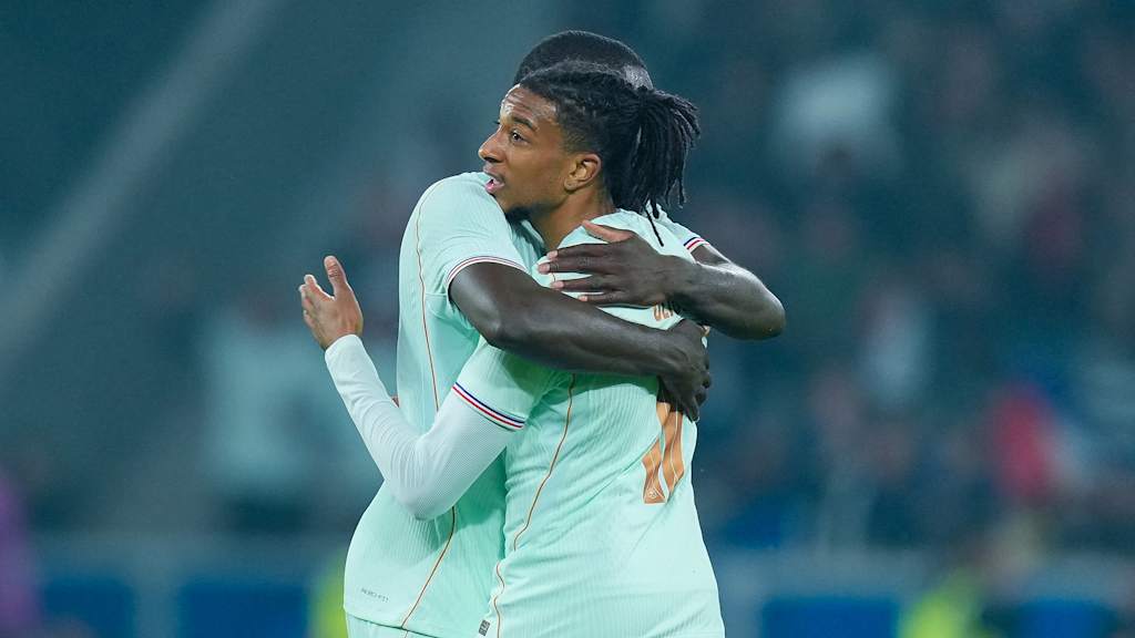 Michael Olise und Dayot Upamecano umarmen sich nach einem Tor der französischen Nationalmannschaft