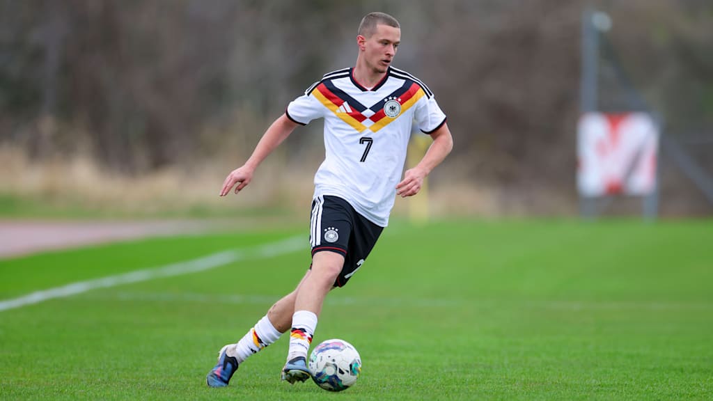 Yll Gashi dribbelt mit dem Ball.