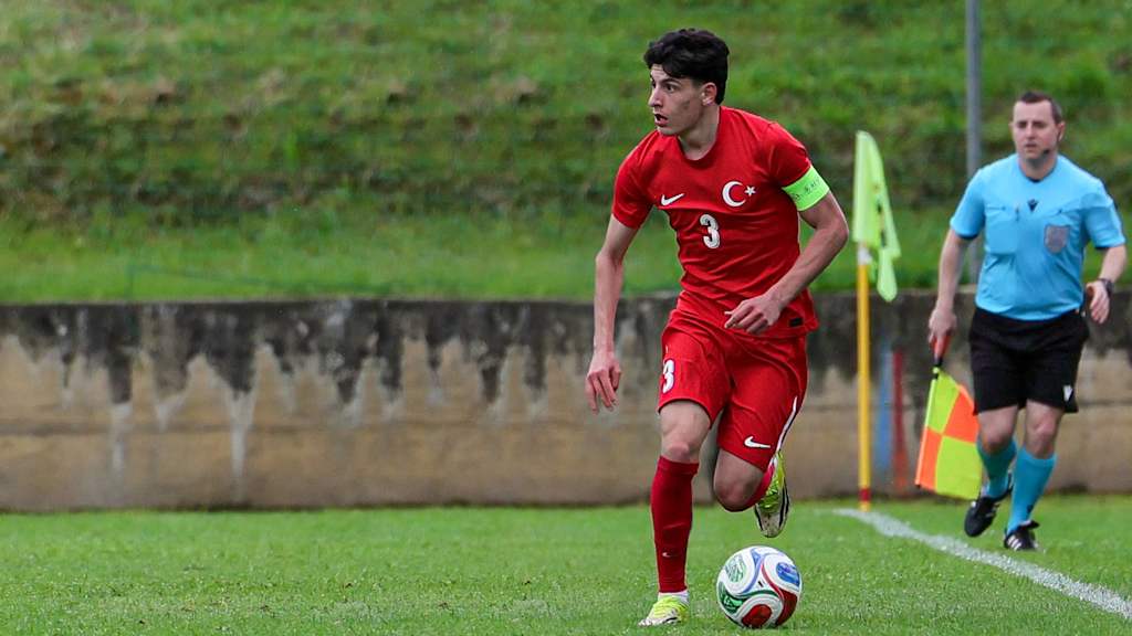Deniz Ofli dribbelt mit dem Ball.