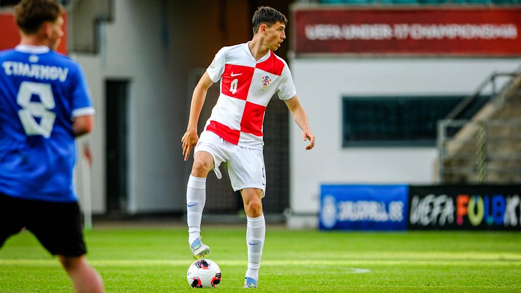 Filip Pavic am Ball im Kroatien Trikot.
