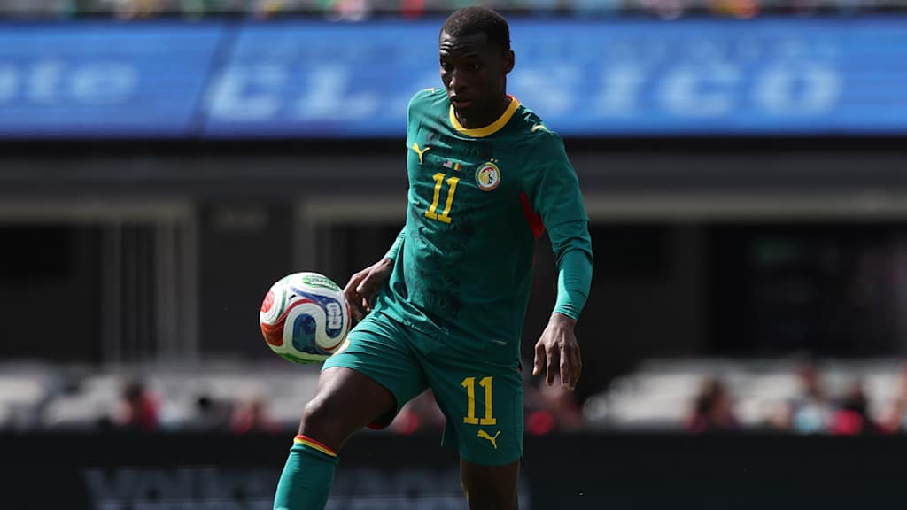 Nicolas Jackson am Bal im Trikot der senegalesischen Nationalmannschaft