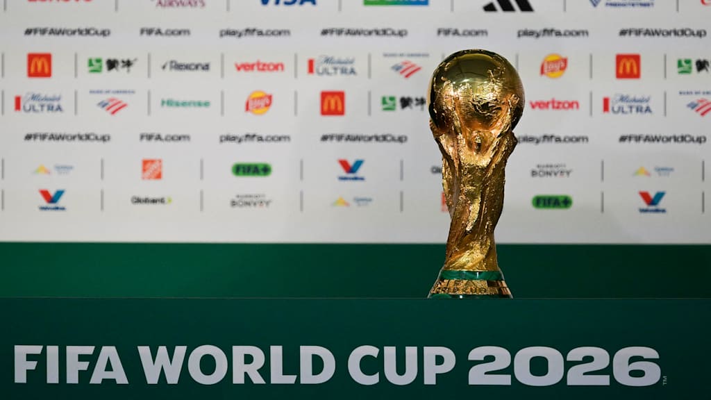 Der WM-Pokal steht auf einem Podest mit dem Schriftzug "FIFA World Cup 2026"