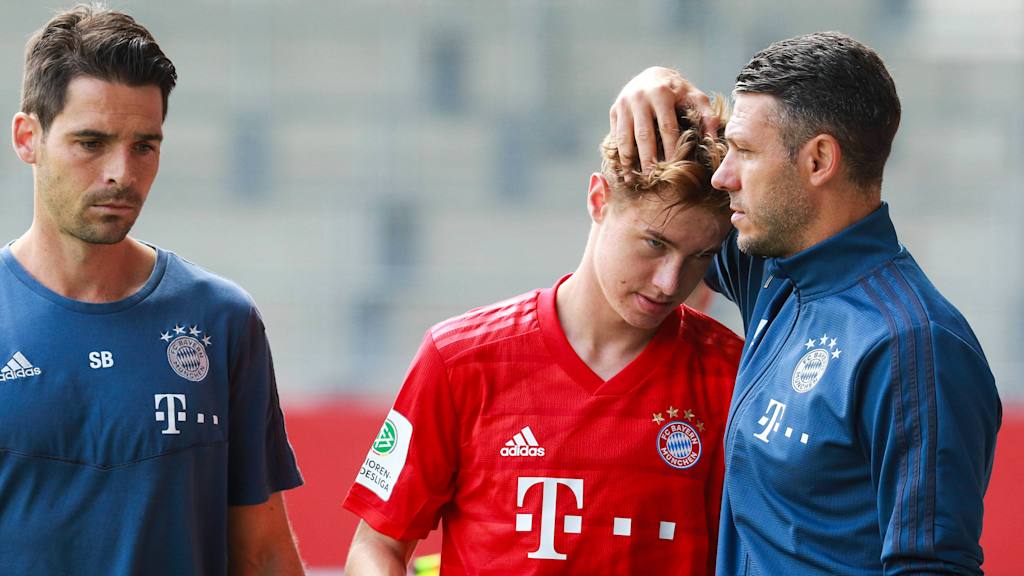 FC Bayern Amateure Trainer Martin Demichelis nimmt Moritz Mosandl nach dessen Auswechslung in den Arm