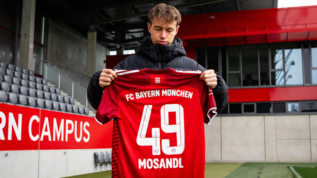 Morizu hält sein FC Bayern-Trikot mit der Nummer 49 hoch